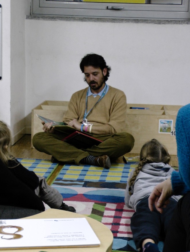 Ma chi è. E' il bibliotecario più giovane che c'è.