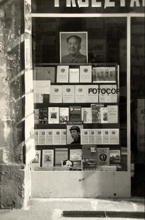 La vetrina della Libreria qualche tempo dopo l'attentato.