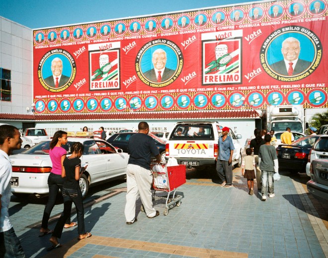 Sur le parking du plus gros shopping center de Maputo. Le FRELIMO, parti au pouvoir depuis l?independance, fait dans toute la ville, et en particulier ici, une campagne d?affichage massive en vue des elections presidentielles d?Octobre 2009.